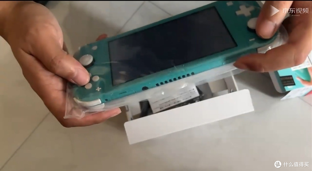 Nintendo Switch Lite mini海拉鲁限定版:掌中奇兵,金色传奇