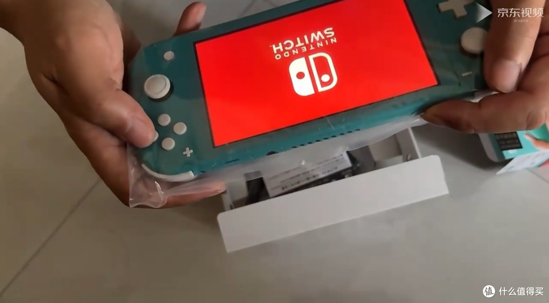 Nintendo Switch Lite mini海拉鲁限定版:掌中奇兵,金色传奇
