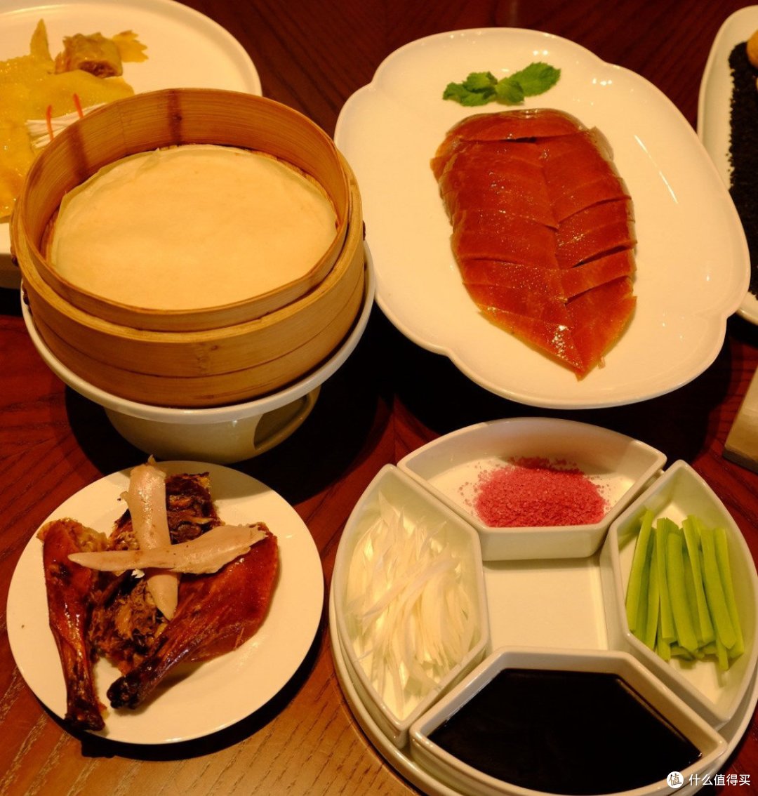 北京烤鸭的独特魅力：历史、制作工艺与美味特点