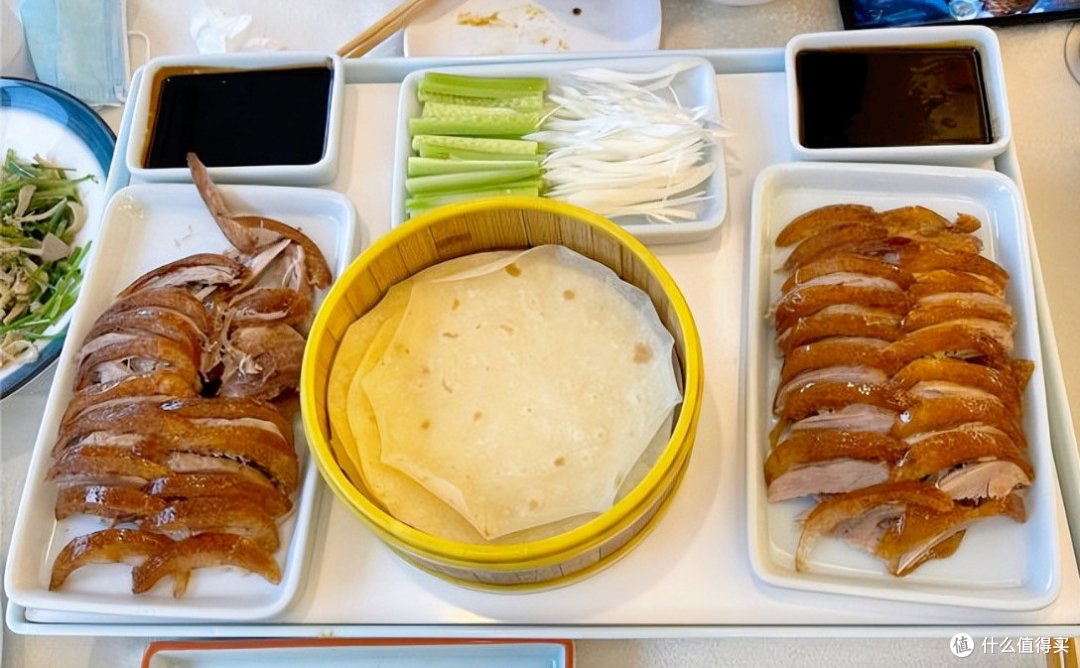 北京烤鸭的独特魅力：历史、制作工艺与美味特点