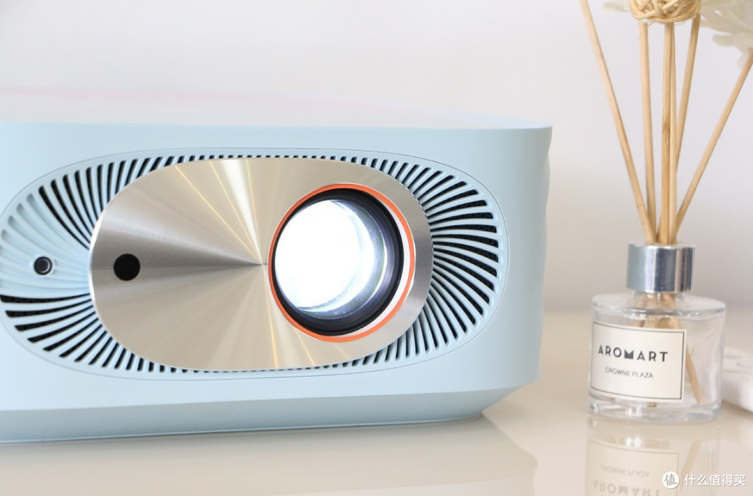 联想小新100投影仪新年体验!无开机广告、千元以内最能打的投影