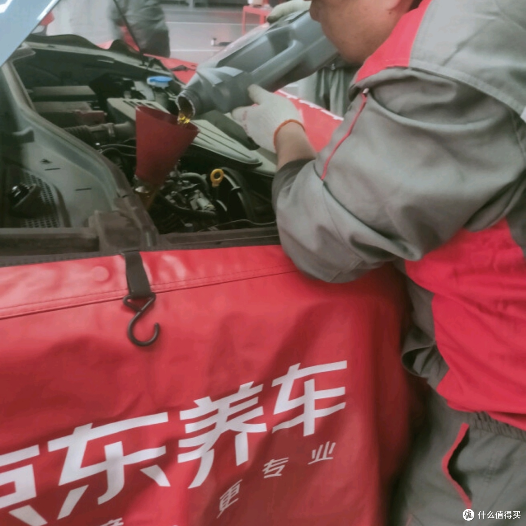 专业施工场景 - 技师正在使用专用工具加注美孚1号