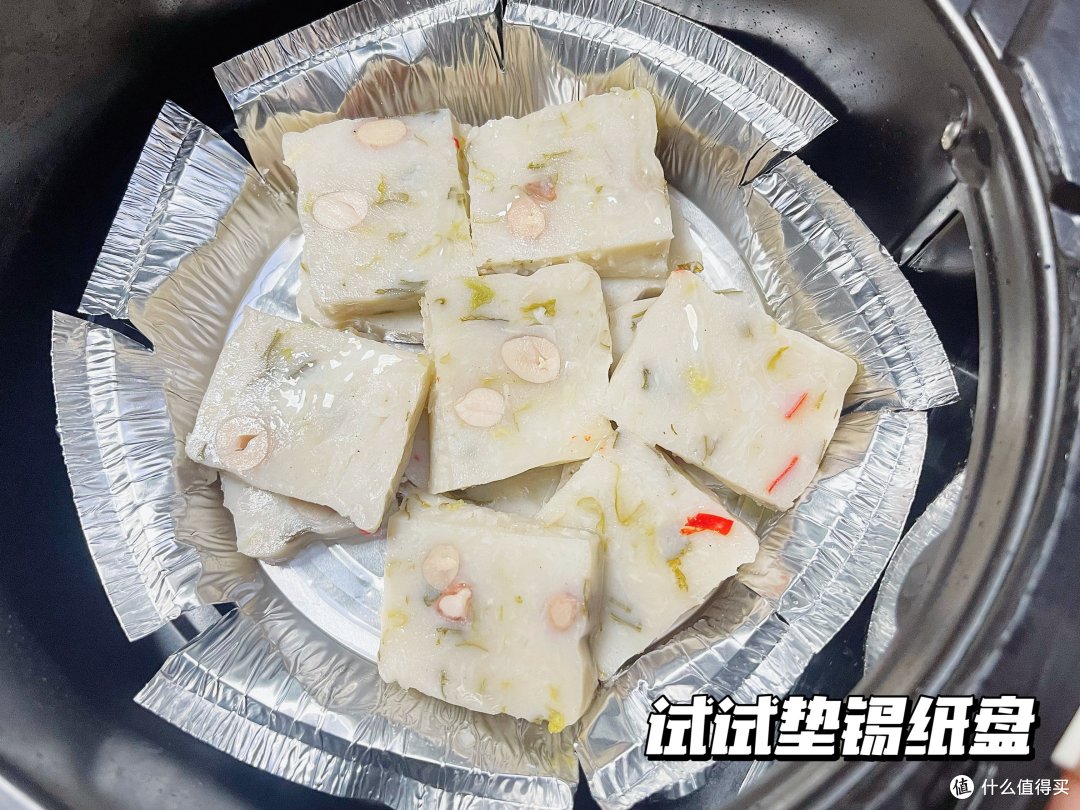 萝卜糕比较黏，垫个锡纸盘