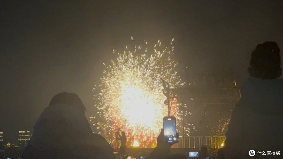🎤🌆 春晚引领,探索武汉的年味 🏮🎆园博园灯会