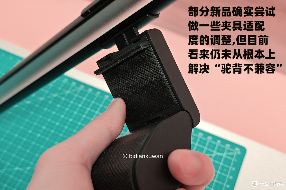 屏幕挂灯不适配？就没有人治一治显示器的驼背病吗？