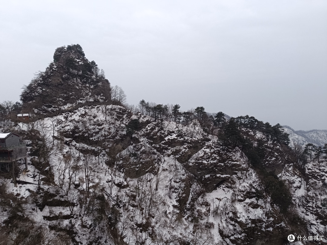雪域山峦间的旅行和静心观光