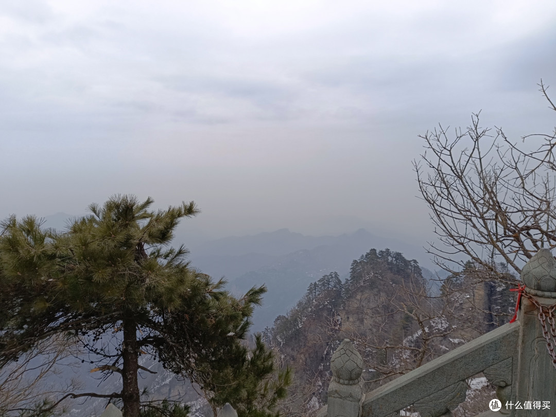 雪域山峦间的旅行和静心观光