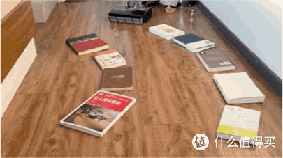 （喏，这么狭窄又拐弯抹角的区域，它都可以S型灵活穿梭，所到之处，污渍和灰尘全都被一扫而空了。）
