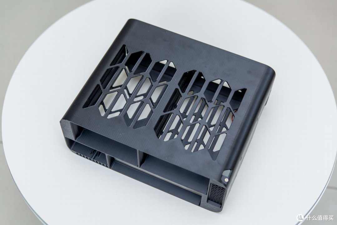 用超紧凑3D打印机箱装一台个性四盘位NAS