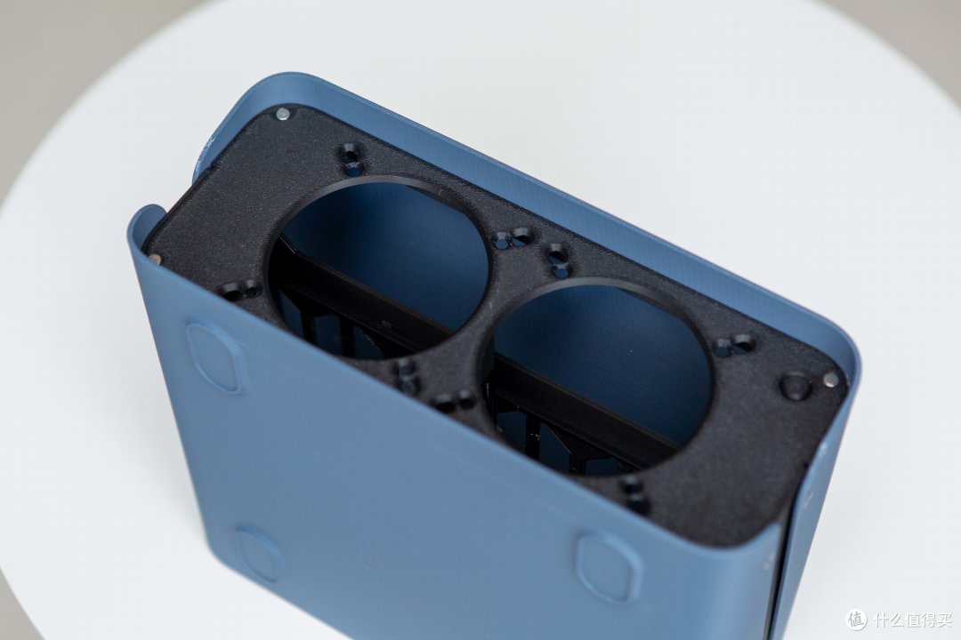 用超紧凑3D打印机箱装一台个性四盘位NAS