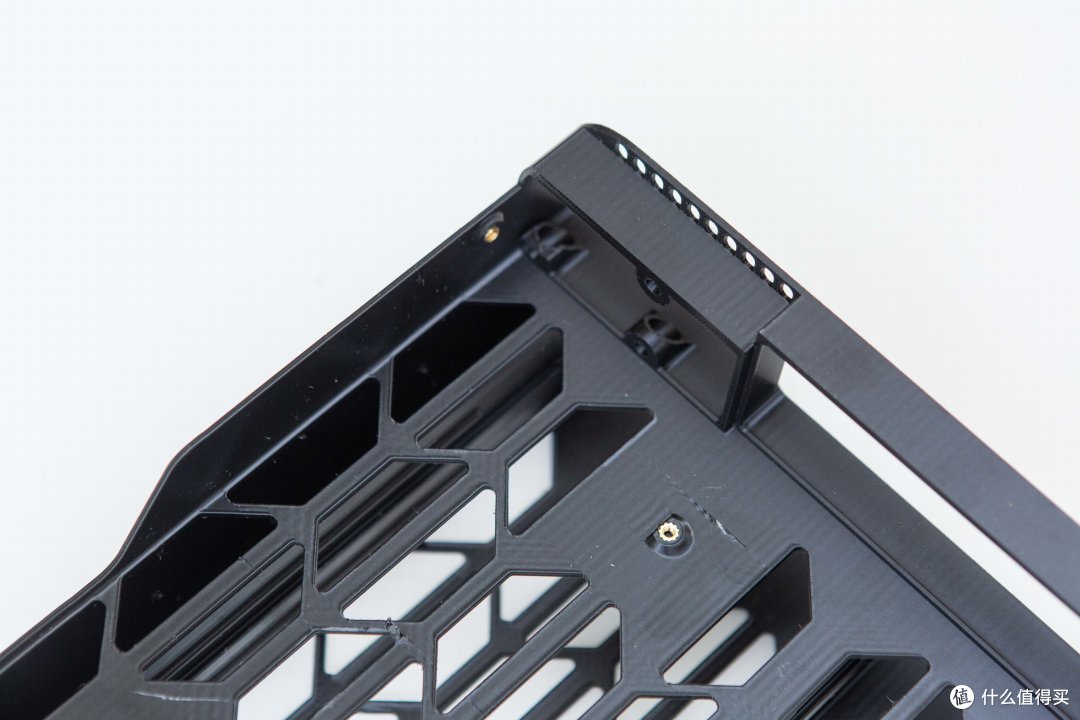 用超紧凑3D打印机箱装一台个性四盘位NAS