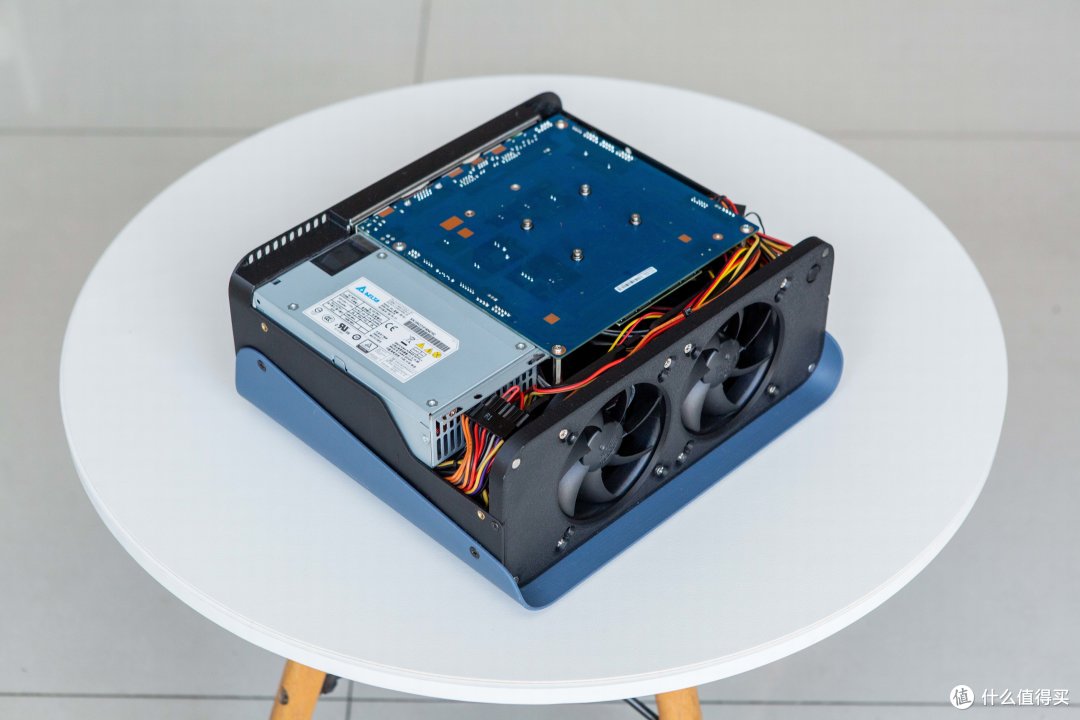 用超紧凑3D打印机箱装一台个性四盘位NAS