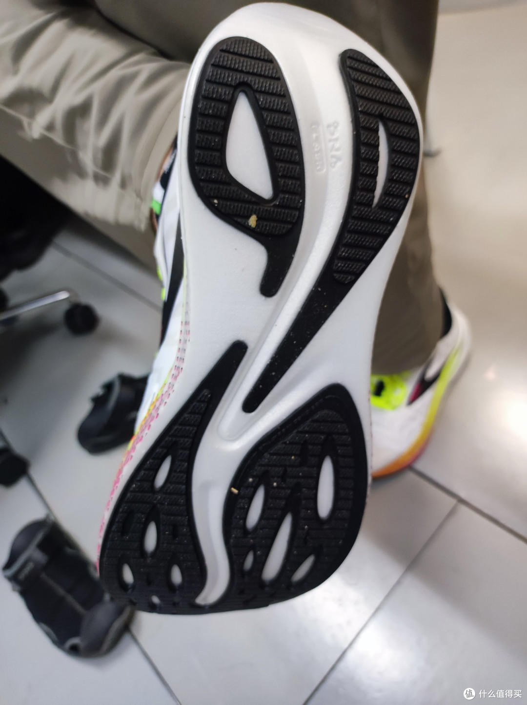 布鲁克斯超轻跑鞋——Hyperion Max烈风