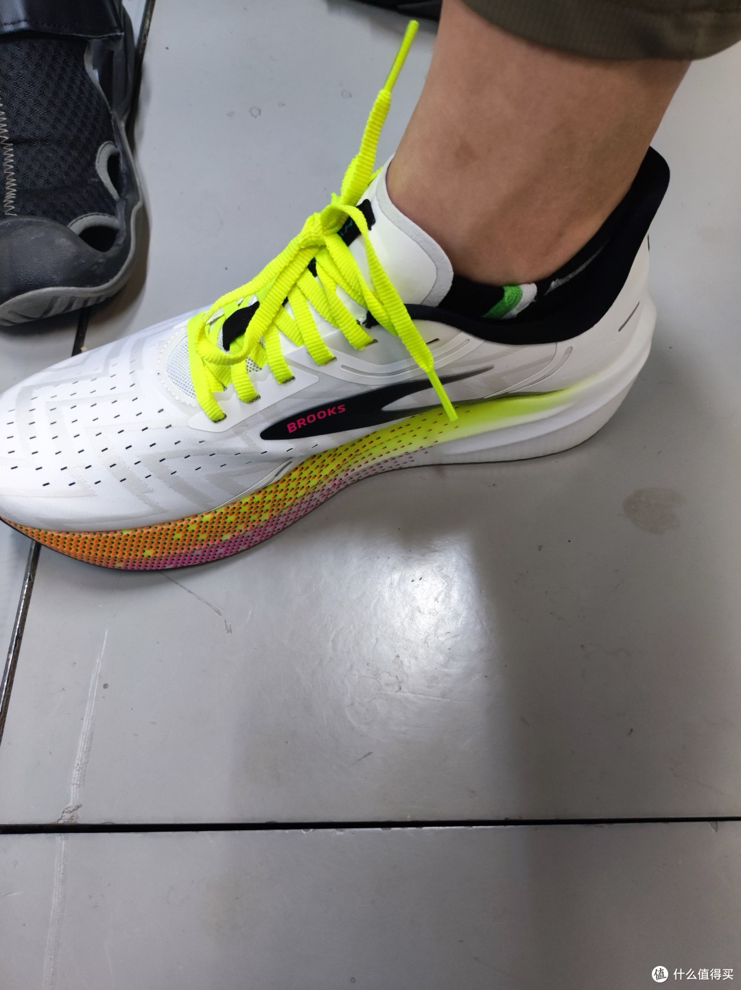 布鲁克斯超轻跑鞋——Hyperion Max烈风