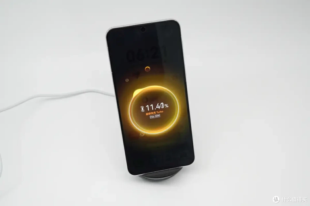 华为Mate 70 50W无线充电实测:耗时约1小时06分钟