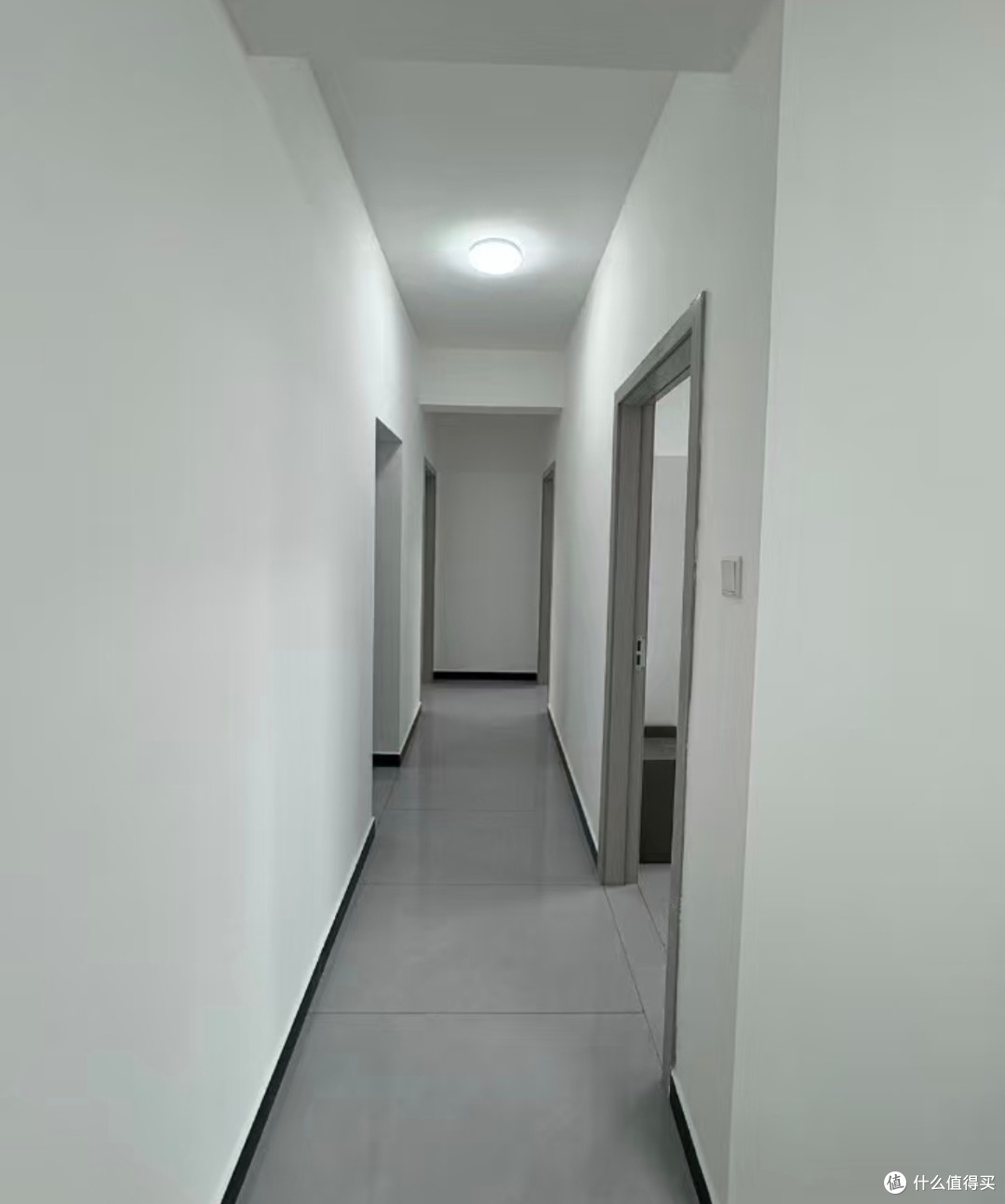 消费降级装出理想家,全屋大白墙真香