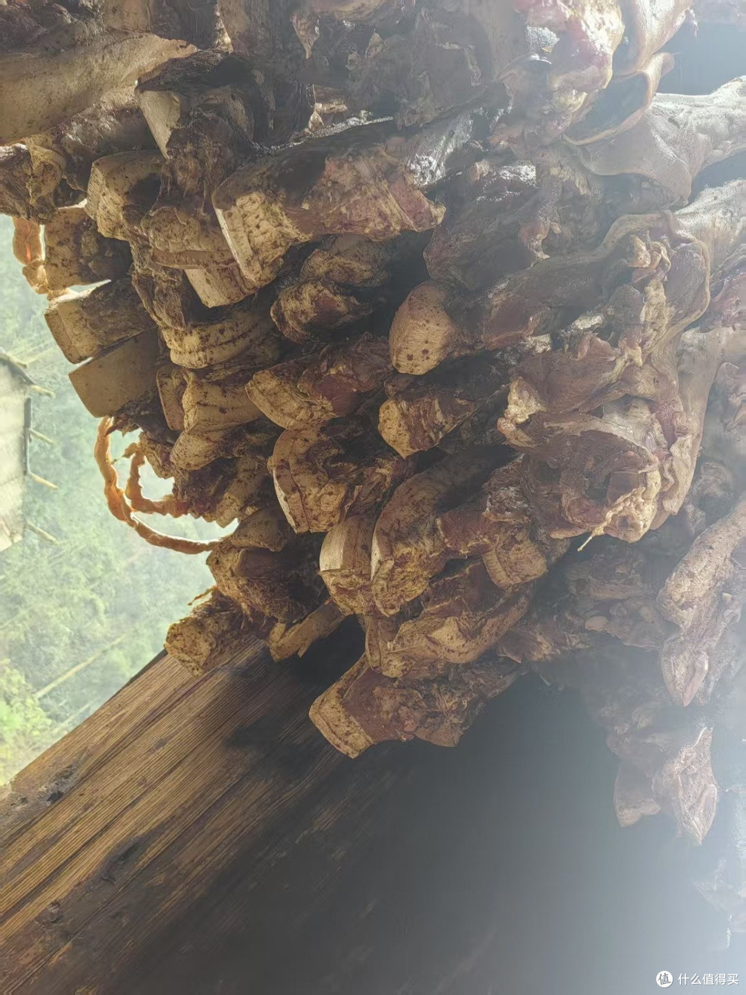 同事从贵州老家带来的熏猪肉,真的惊呆我了。