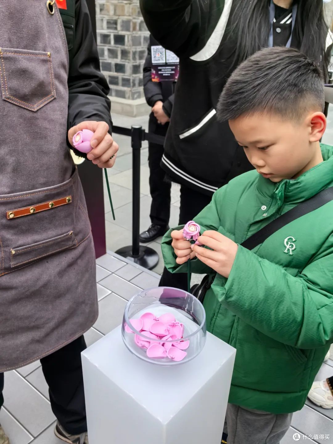 成都太古里惊现乐高花植快闪,创意拼搭传递永恒爱意!