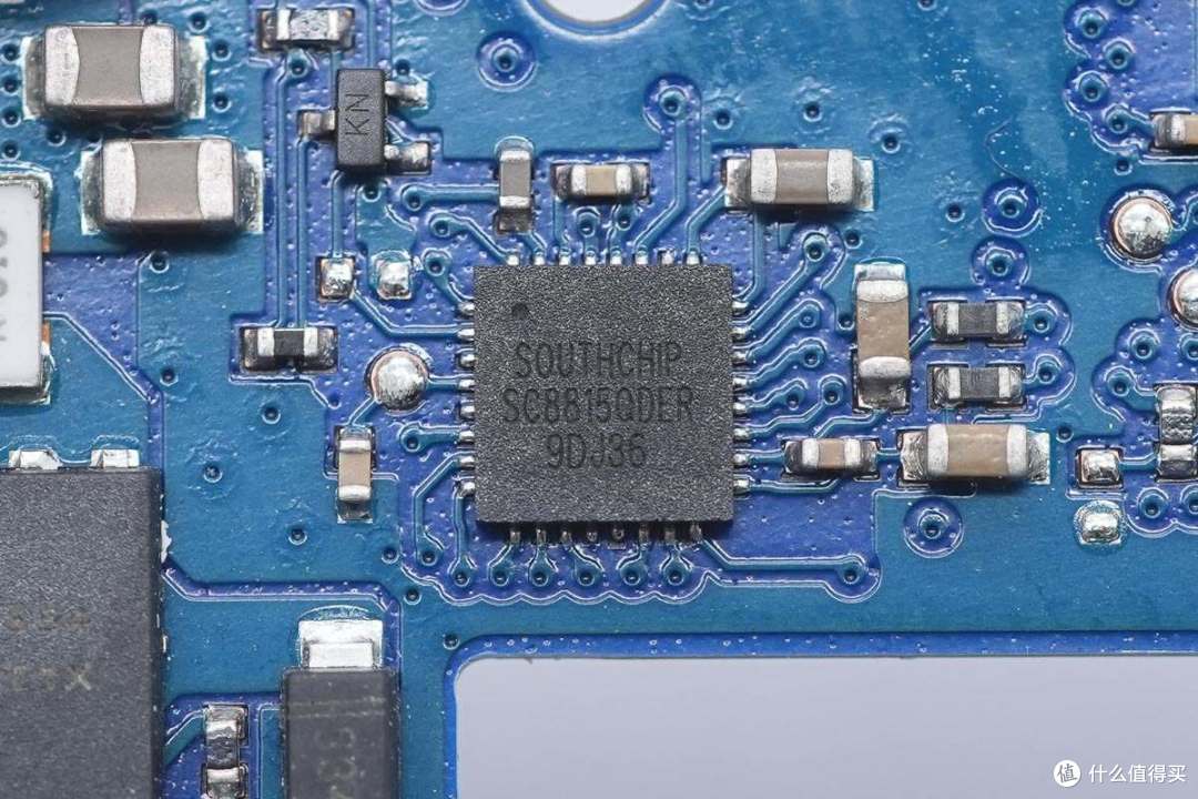 拆解报告：ZMI 200W 25000mAh 20号移动电源QB826
