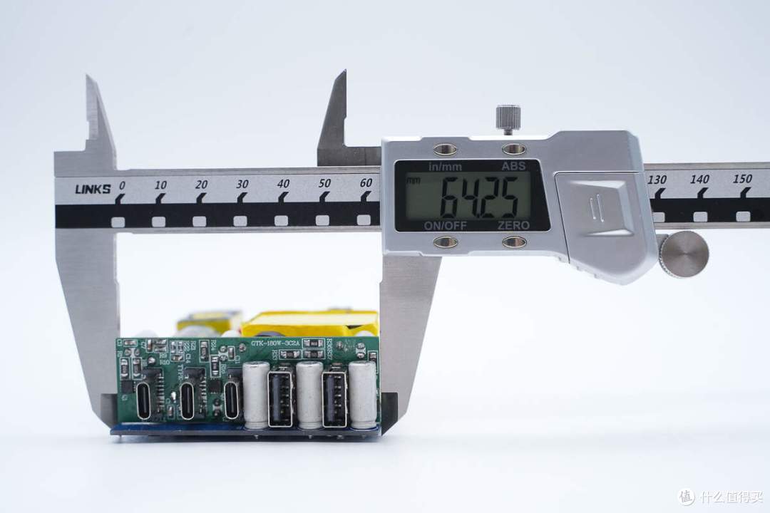 拆解报告:同长盛180W 3C2A氮化镓桌面充电器