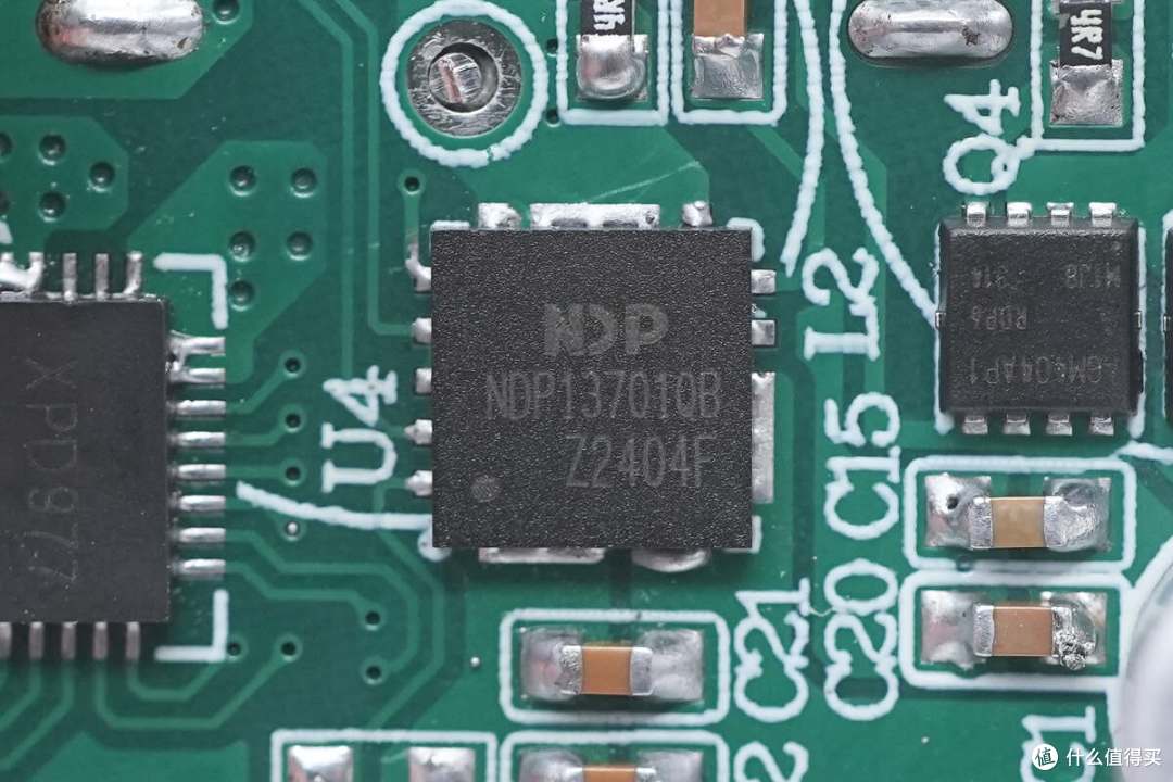 拆解报告:同长盛180W 3C2A氮化镓桌面充电器