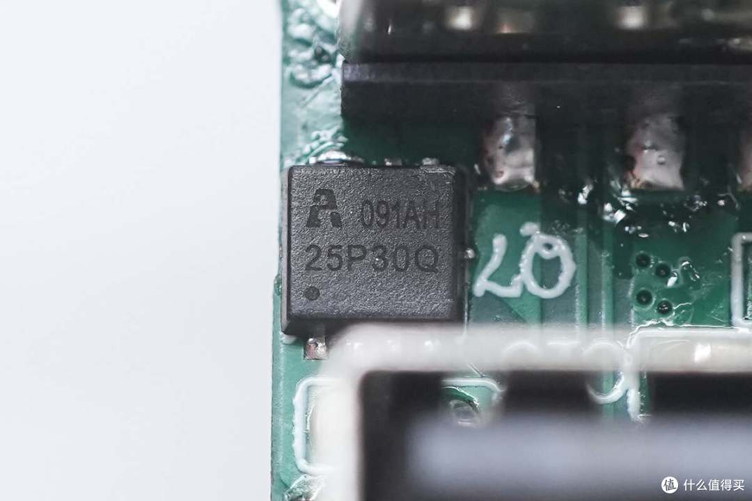 拆解报告:同长盛180W 3C2A氮化镓桌面充电器
