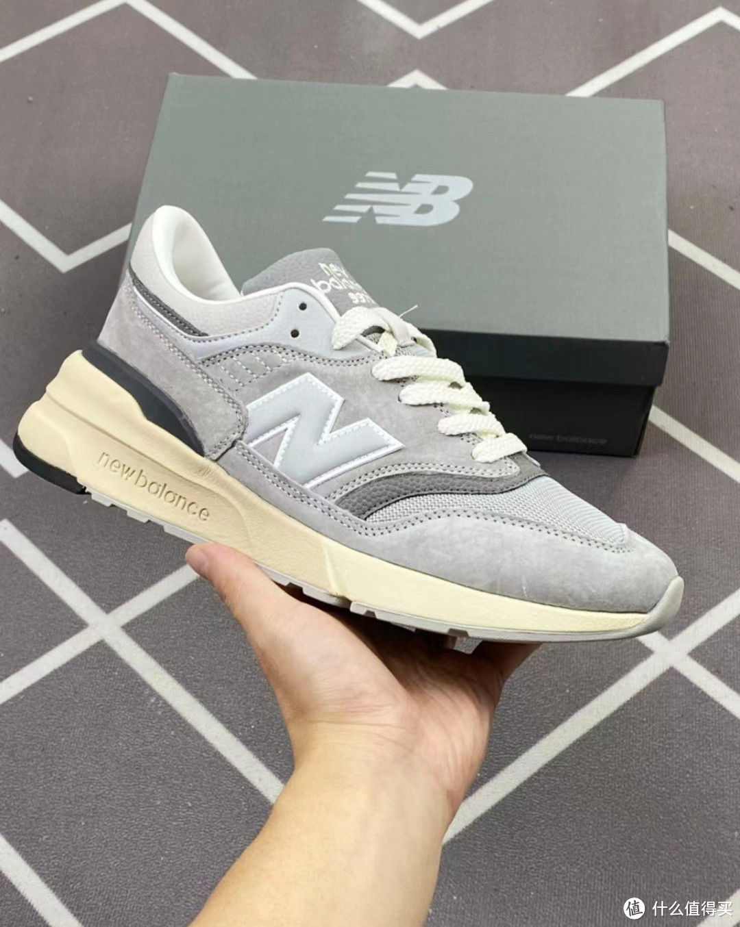 复古潮流与舒适同行：New Balance 997系列 时尚运动鞋