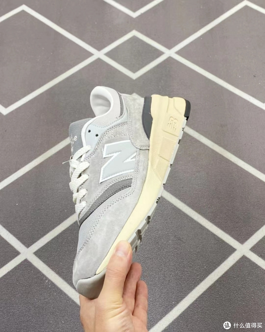 复古潮流与舒适同行：New Balance 997系列 时尚运动鞋