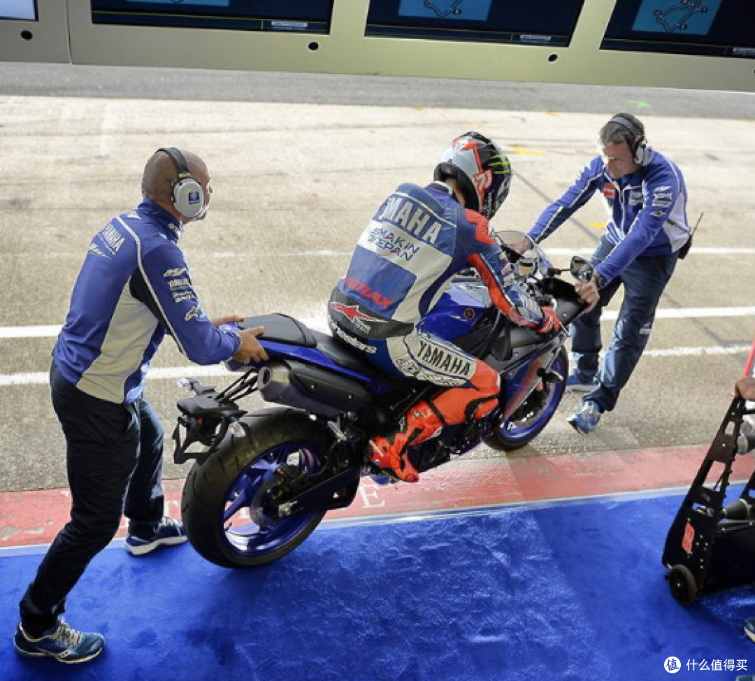 雅马哈YZF-R1高性能运动摩托车