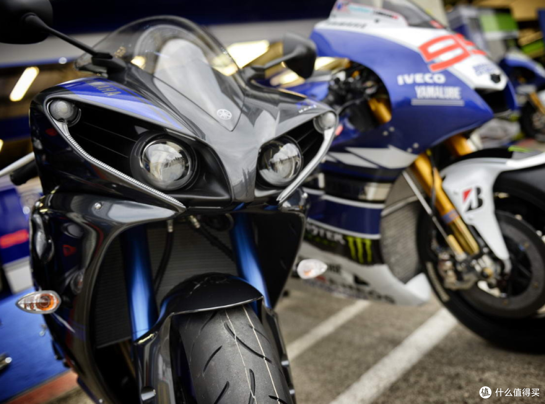 雅马哈YZF-R1高性能运动摩托车