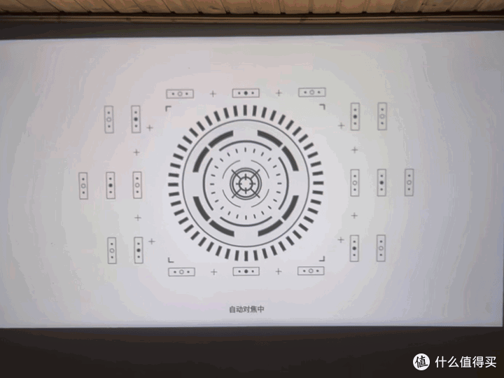无论是客厅、卧室，还是露营天幕，自动对焦省却了反复调试的繁琐。