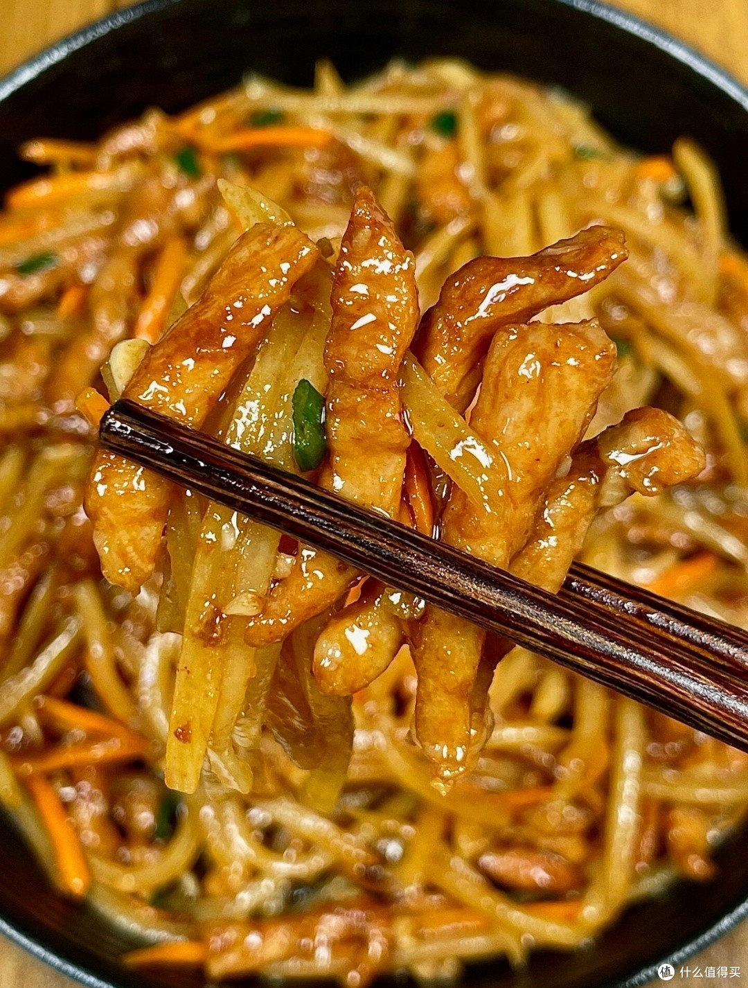 🥩 上班族的带饭食谱:土豆丝炒肉,简单又美味!