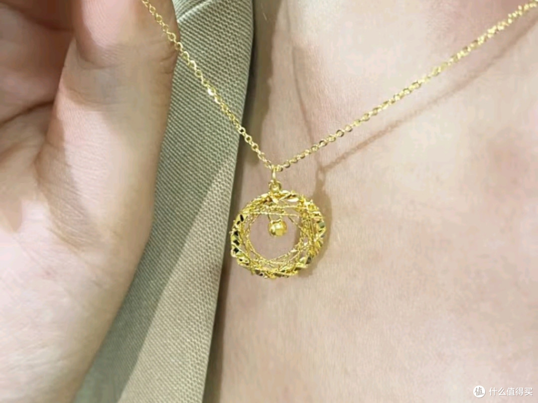 中国黄金足金莫比乌斯环吊坠套链:情人节的浪漫之选