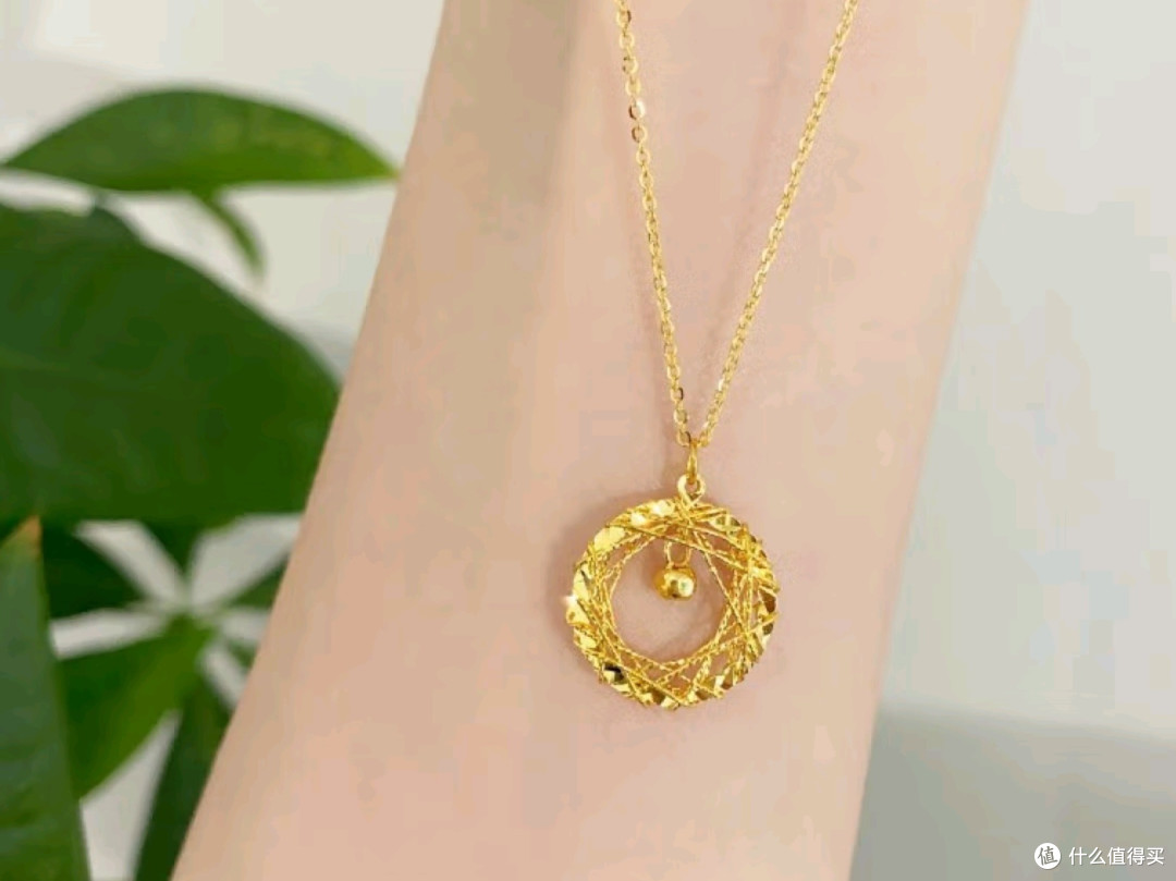 中国黄金足金莫比乌斯环吊坠套链:情人节的浪漫之选