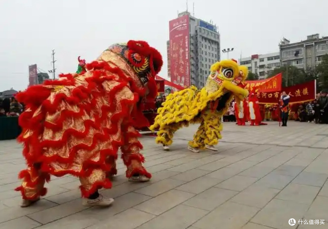 舞狮子闹元宵:传统节庆的热烈与祥和