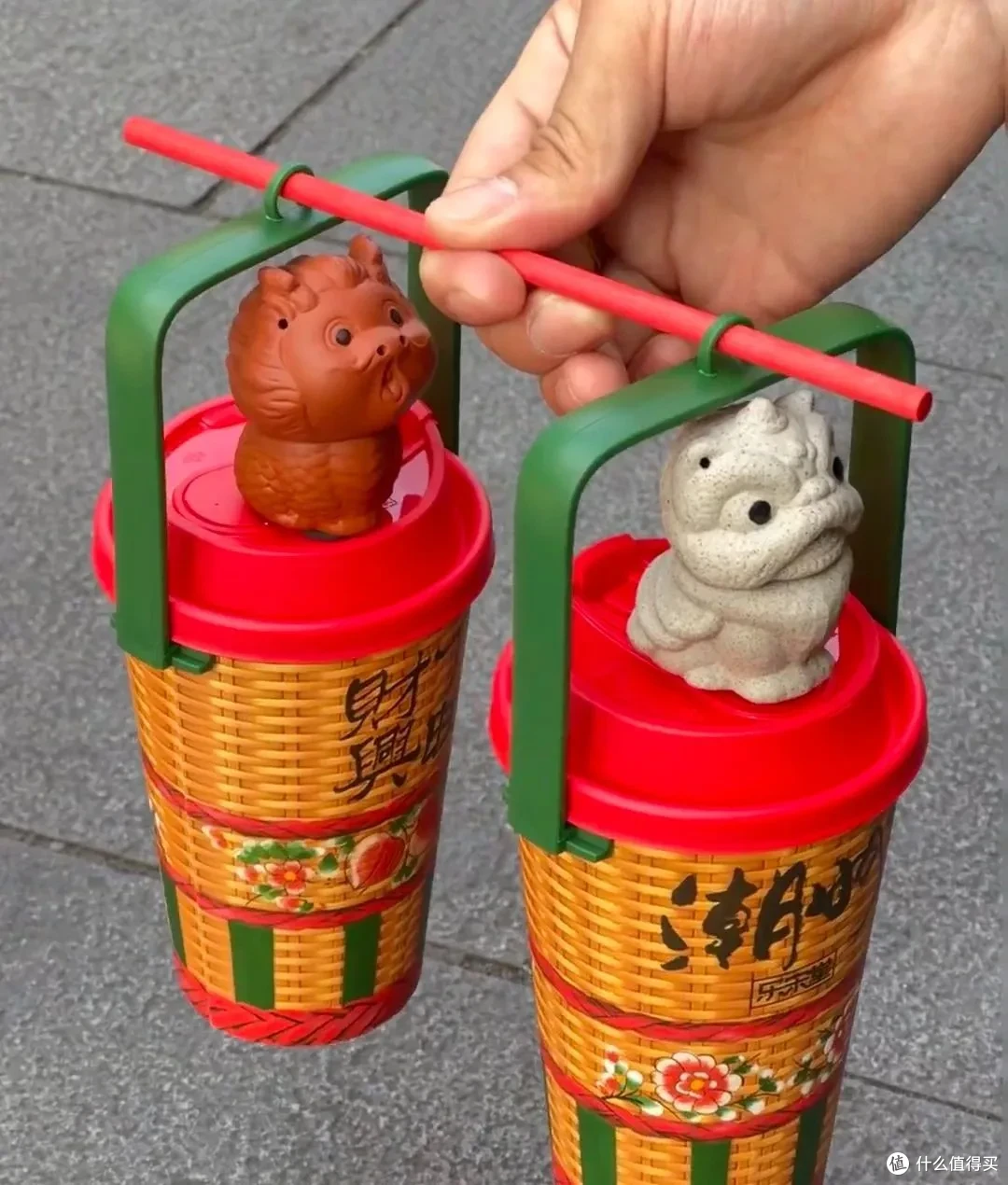 杯子比奶茶更火！奈雪新品靠“小方杯”走红？