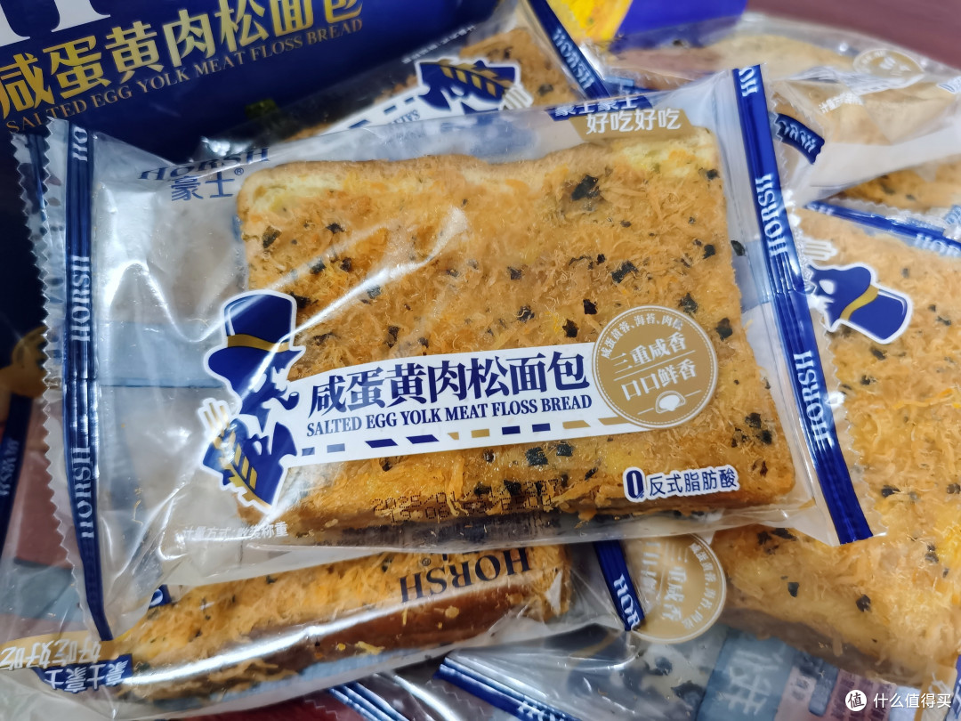 上班了,就带豪士这款咸蛋黄肉松面包当早餐