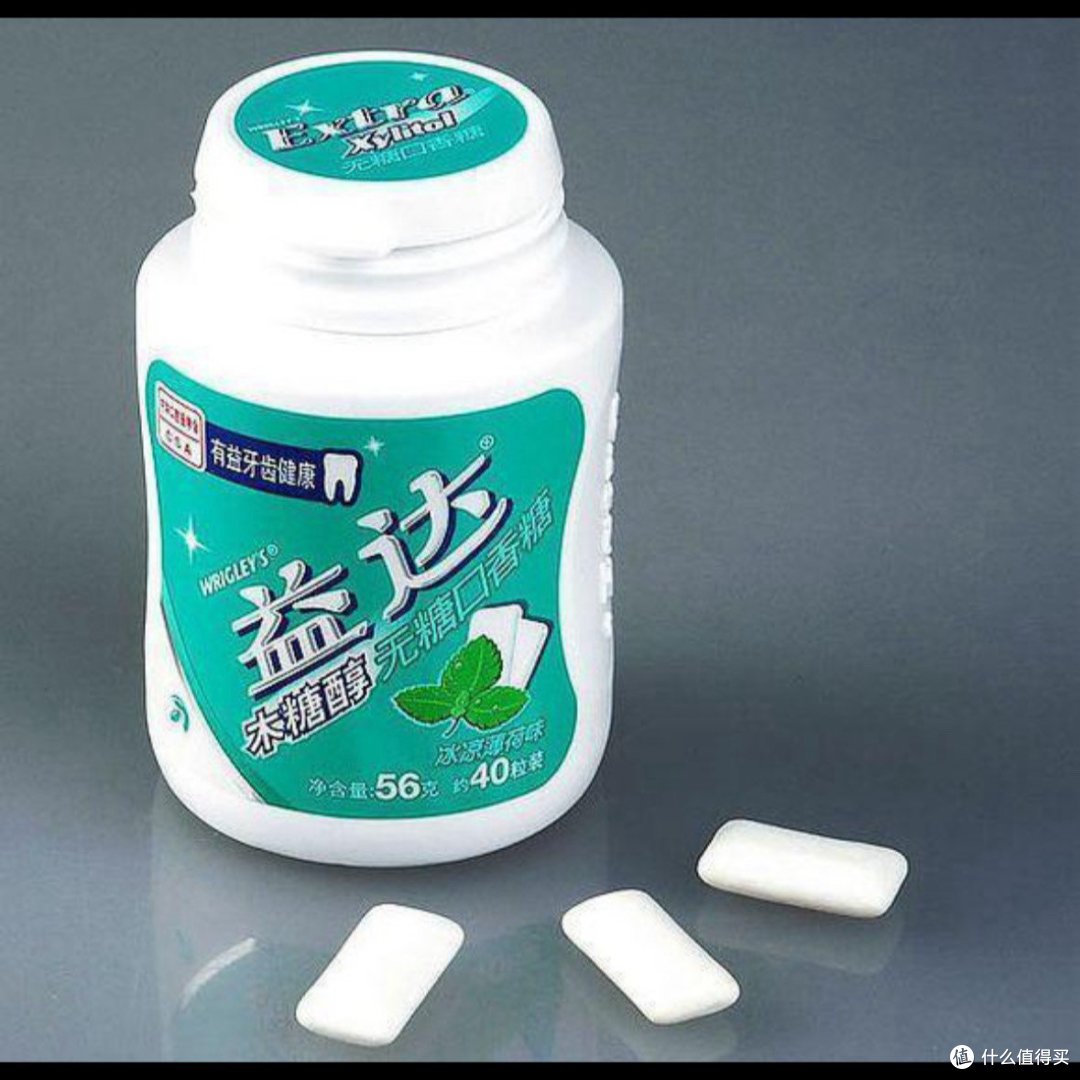 在音乐的伴奏下用口香糖完成了通勤路上的时间