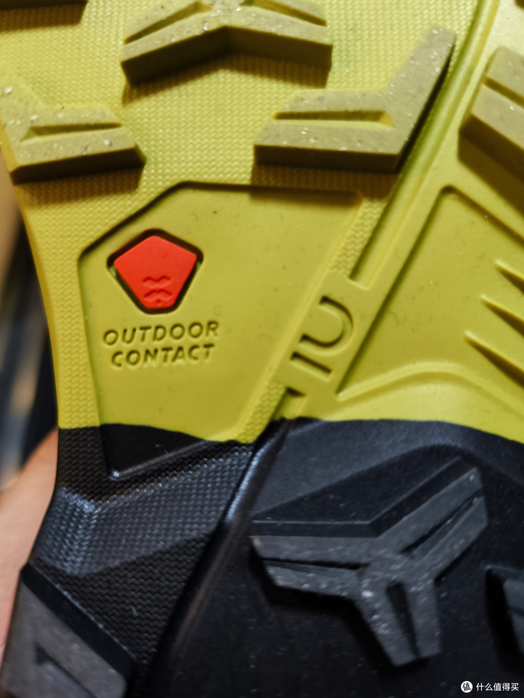“OUTDOOR CONTACT”标识