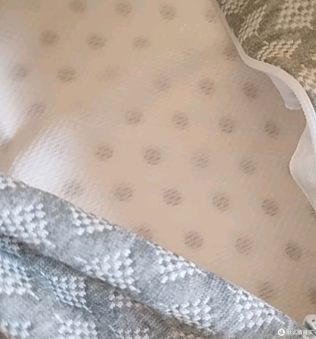 装修家装降级：百丽丝乳胶枕，几十块也能用，手感舒适！