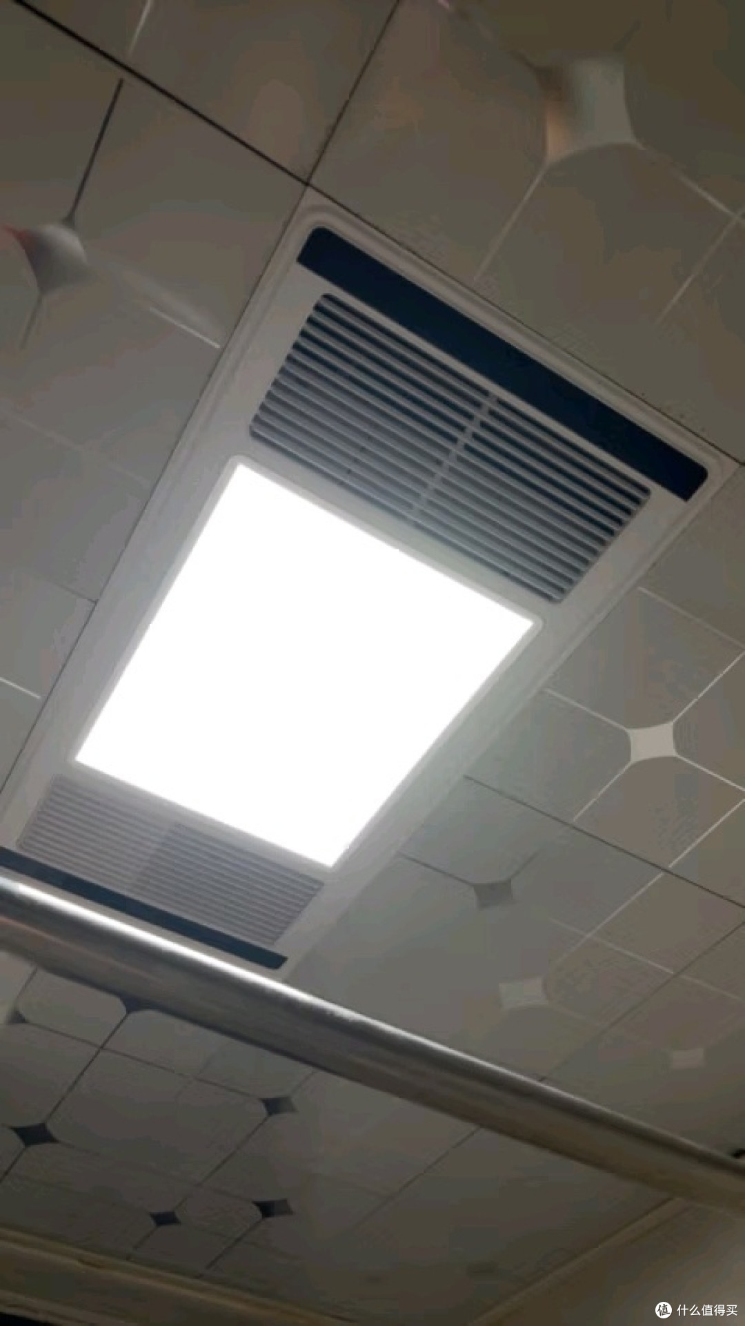 美的照明风暖一体浴霸,让浴室焕然一新。