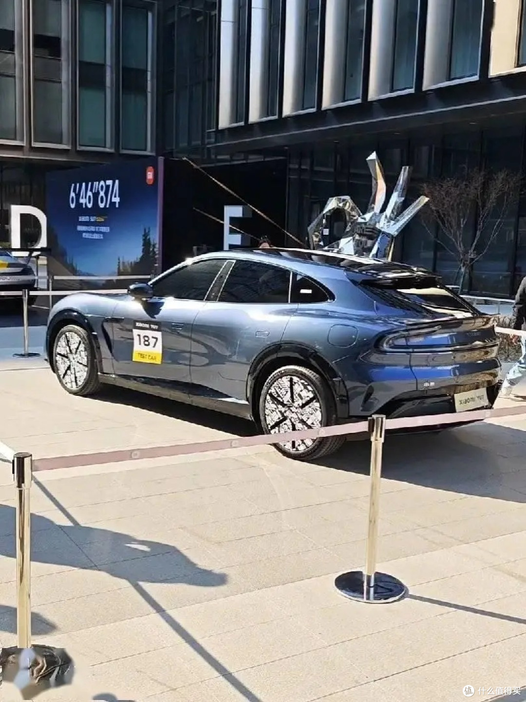 雷军秀 SU7 Ultra 原型车、YU7 亮相小米科技园