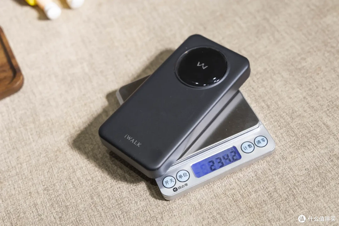 爱沃可iWALK拉拉宝超薄款，小巧纤薄且自带伸缩线充电宝
