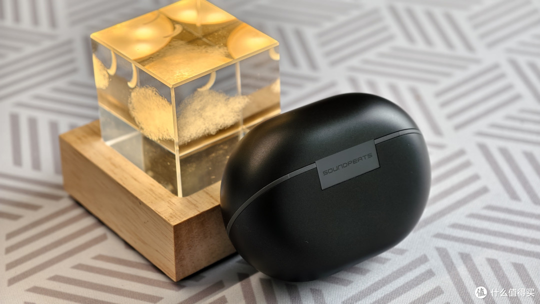 耳机包装盒上全是金标,但泥炭给你才是有含金量的。