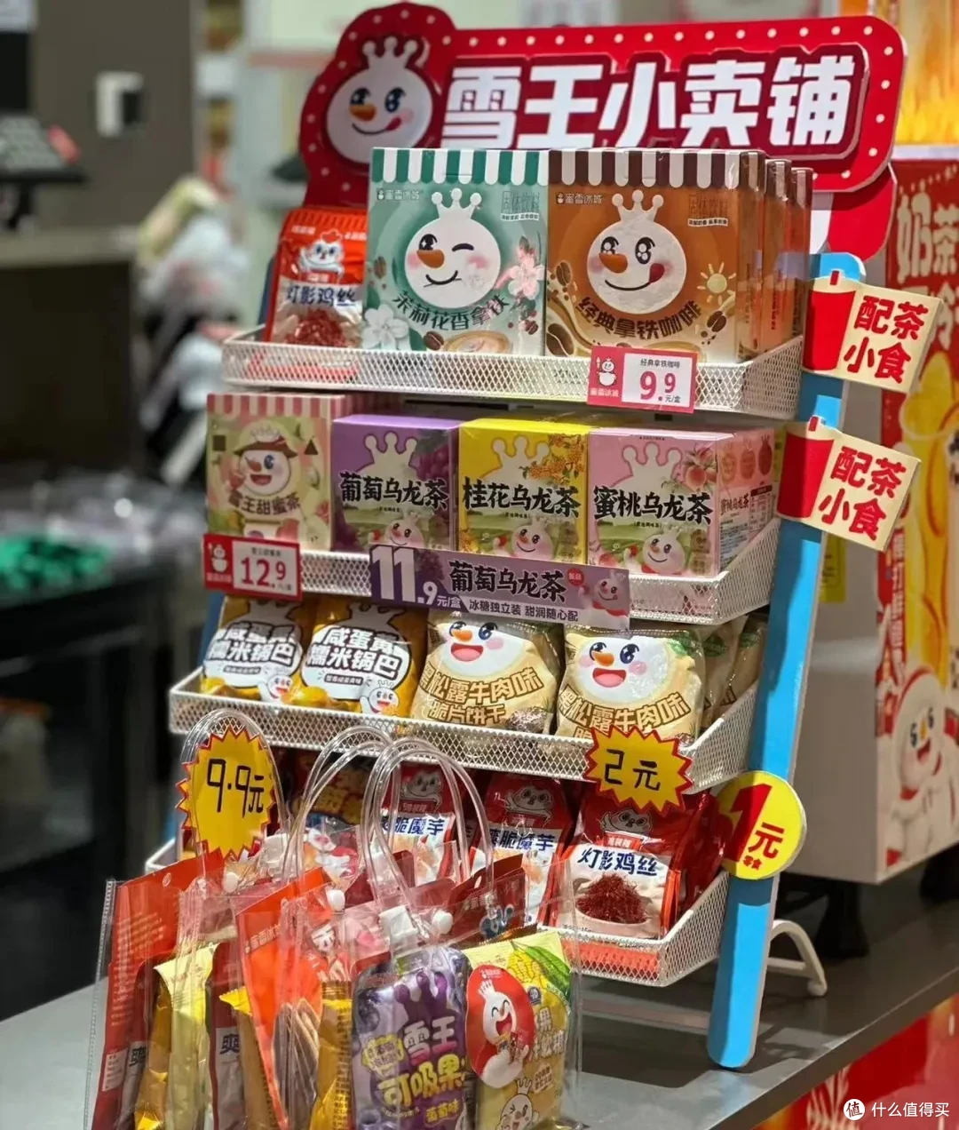 瓜子、辣条、薯片……茶饮品牌开始抢小卖铺的生意了?