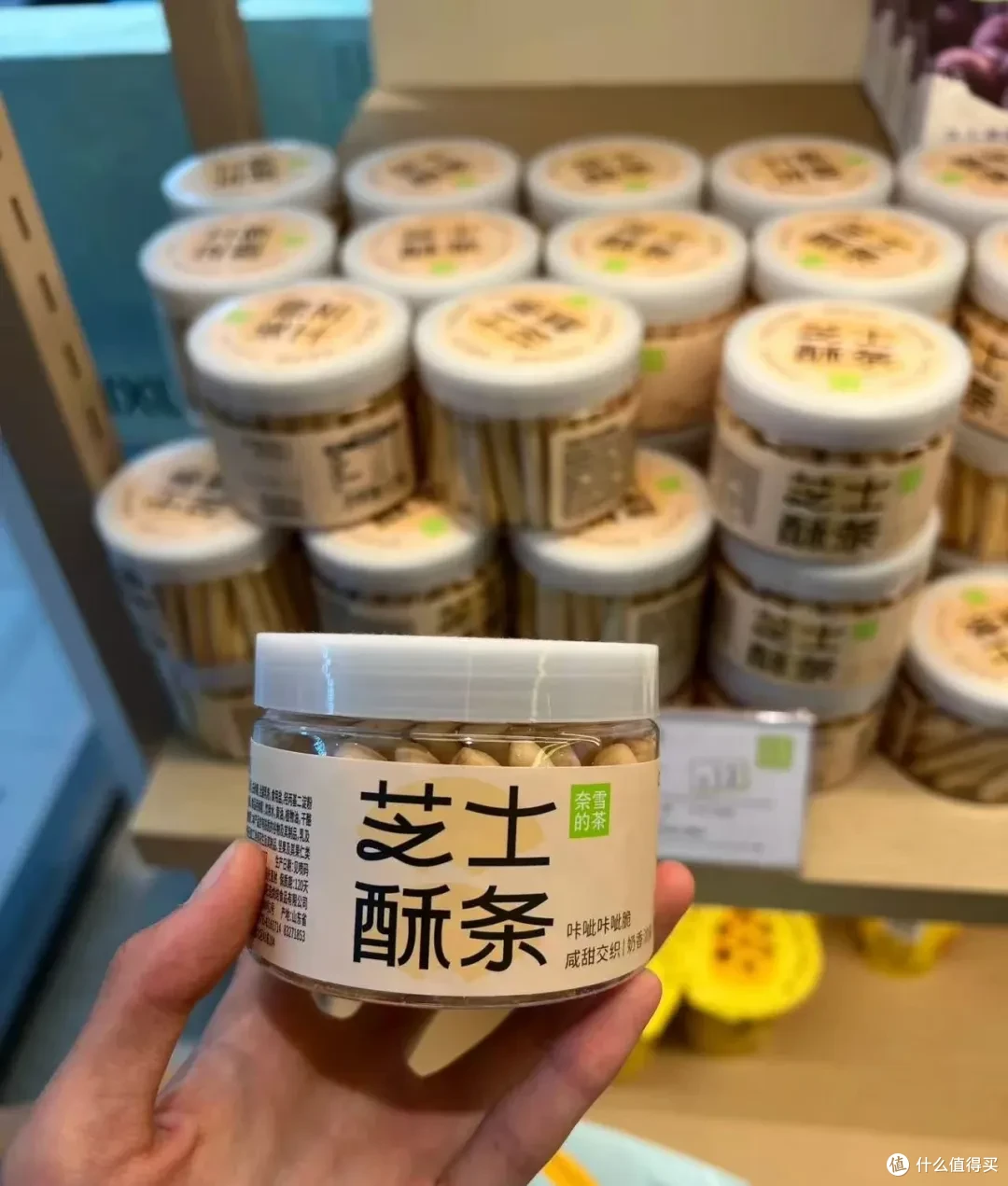 瓜子、辣条、薯片……茶饮品牌开始抢小卖铺的生意了?
