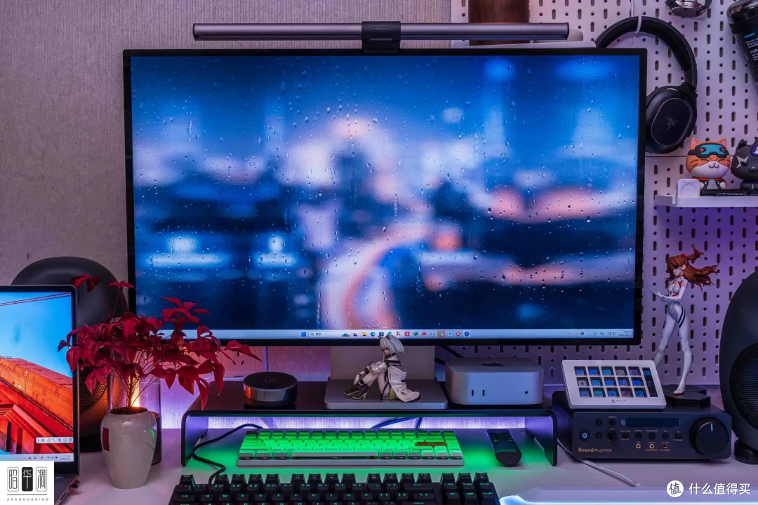 点亮桌搭 RGB,演绎赛博朋克风,用雷蛇幻彩增高架补全光效短板