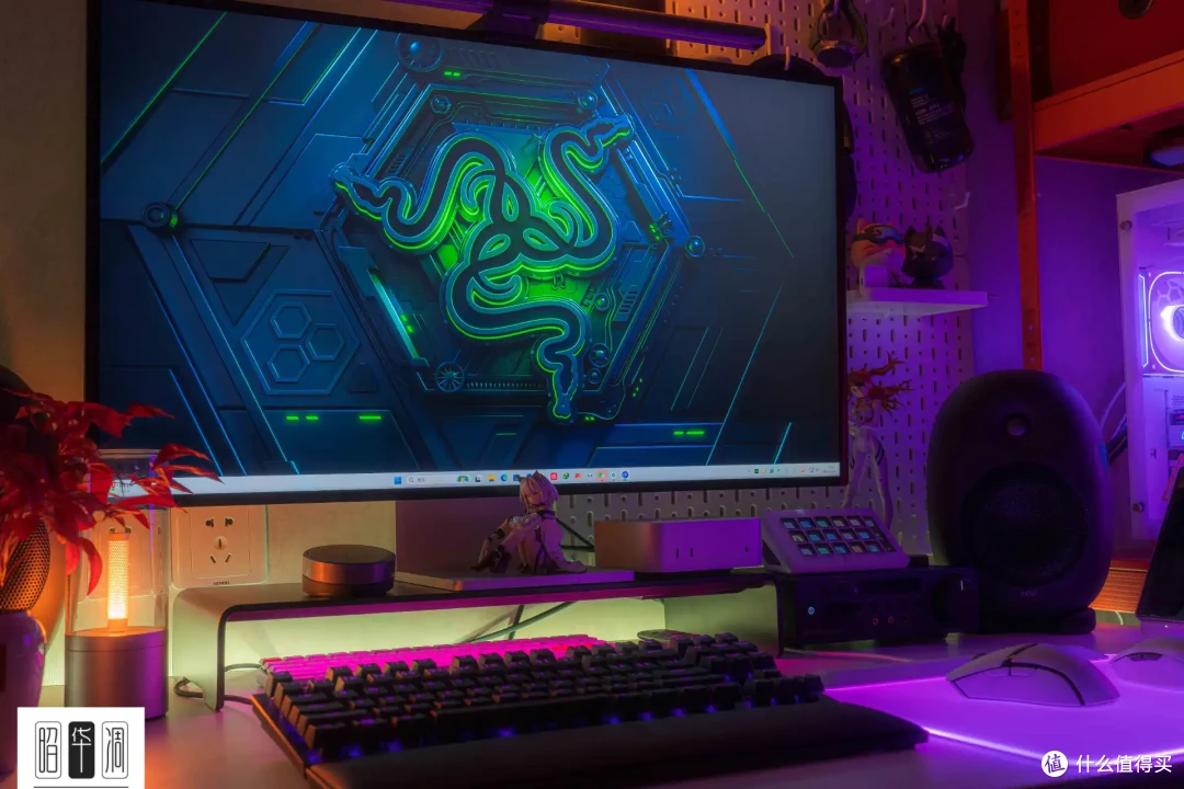 点亮桌搭 RGB,演绎赛博朋克风,用雷蛇幻彩增高架补全光效短板