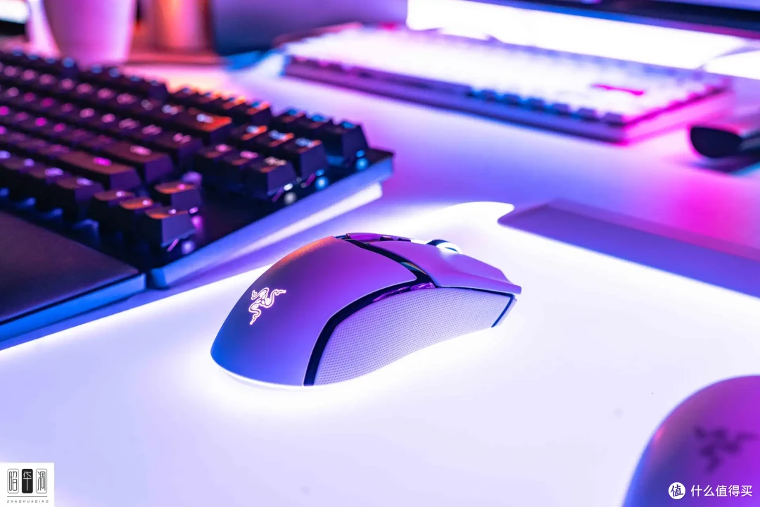 点亮桌搭 RGB,演绎赛博朋克风,用雷蛇幻彩增高架补全光效短板