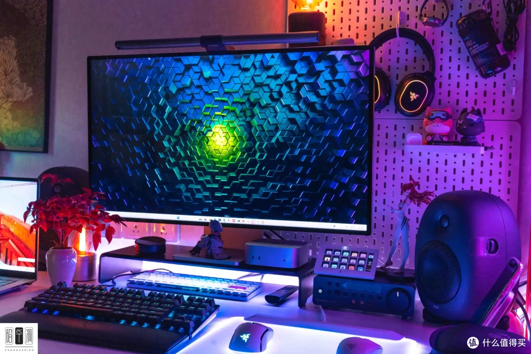 点亮桌搭 RGB,演绎赛博朋克风,用雷蛇幻彩增高架补全光效短板